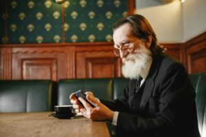 How to Use Dating Apps as a Man Over 40 (Without Losing Your Mind)